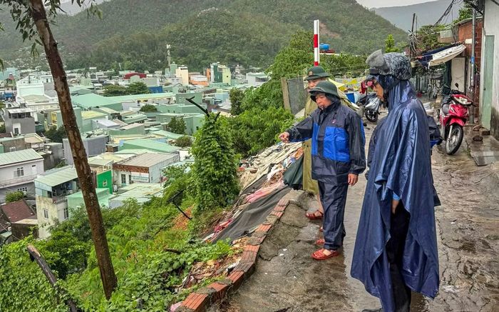 Lãnh đạo UBND phường Quy Nhơn đi kiểm tra điểm nguy cơ sạt lở tại khu vực núi Một trong đợt mưa hôm 23/9.