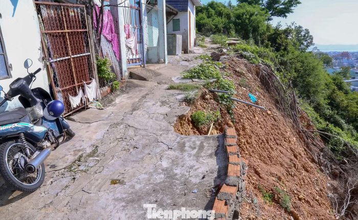Theo chính quyền địa phương, qua rà soát, có 52 hộ dân đang sống trong khu vực nguy hiểm.