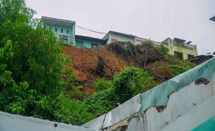 Trong những đợt mưa bão trước đây, sạt lở đất từ sườn núi đã khiến 5 căn nhà của người dân dưới chân núi bị hư hỏng nặng. Các hộ dân này sau đó đã được chính quyền di dời đến nơi ở an toàn hơn.