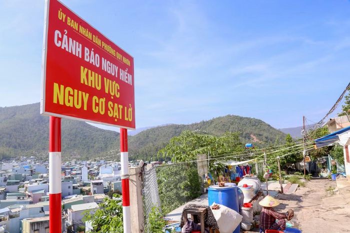 Khu vực đã được UBND phường Quy Nhơn cắm biển cảnh báo nguy hiểm sạt lở.