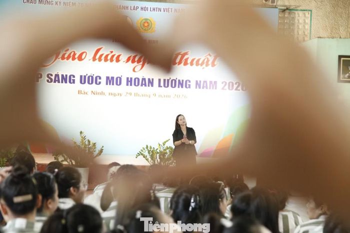 Ca sĩ Thùy Dương mang lại không khí vui tươi cho phạm nhân tại chương trình.