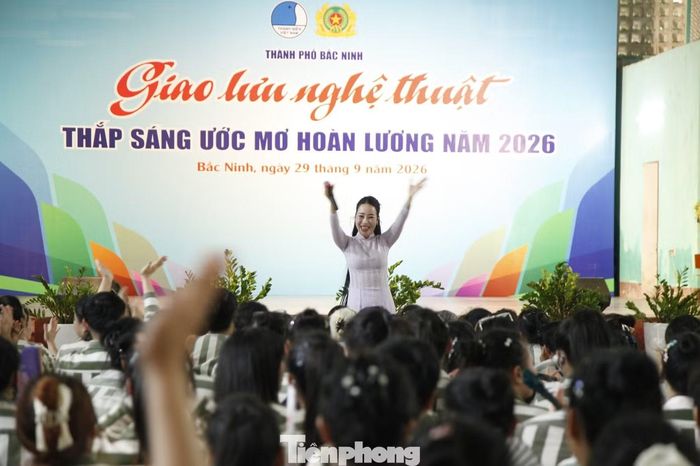 Cùng với các ca khúc sôi động do nhiều ca sĩ thể hiện, tại chương trình còn trao 100 suất quà tặng phạm nhân.