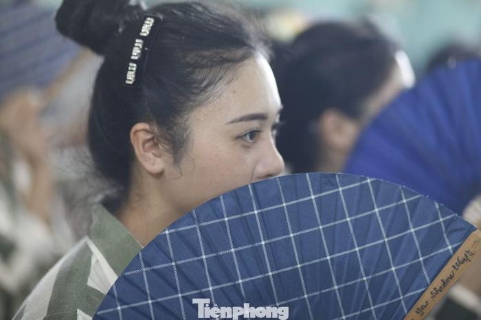 Phạm nhân chăm chú nghe hát tại chương trình.