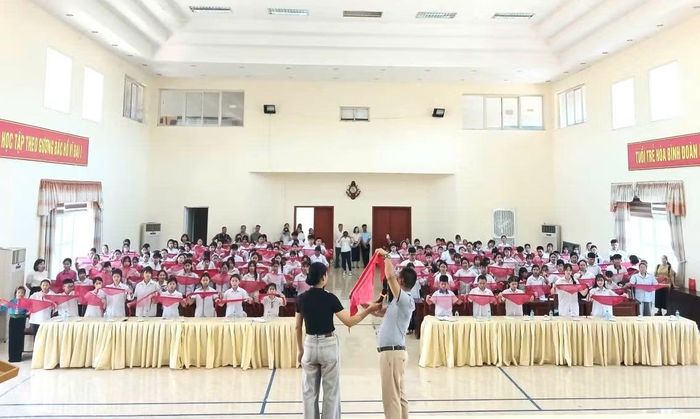 Các em học sinh cũng được trang bị những kỹ năng cơ bản, cần thiết đối với cán bộ chỉ huy Liên đội...