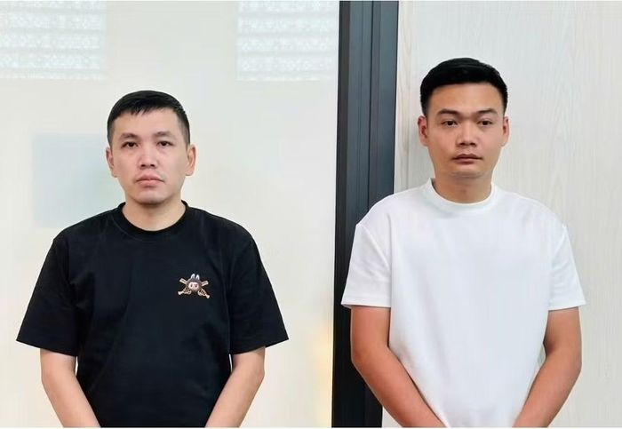 Đối tượng Lâm (áo đen) và Hải Anh tại cơ quan điều tra.