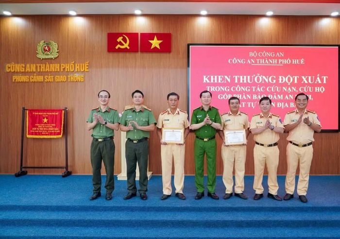 Khen thưởng đột xuất hai CSGT về công tác cứu nạn, cứu hộ. (Ảnh CACC)