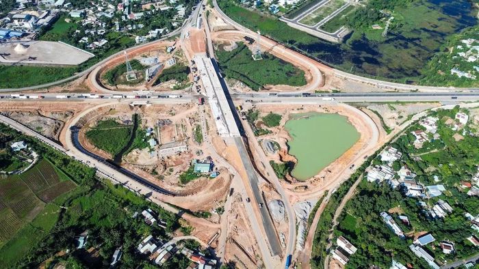 Dự án xây dựng nút giao khác mức liên thông giữa quốc lộ 14B và cao tốc Đà Nẵng - Quảng Ngãi, gồm cầu vượt trên quốc lộ 14B; tận dụng, mở rộng cầu hiện trạng trên tuyến cao tốc Hòa Liên - Túy Loan để kết nối với cao tốc Đà Nẵng - Quảng Ngãi và hoàn thiện hệ thống các nhánh rẽ.