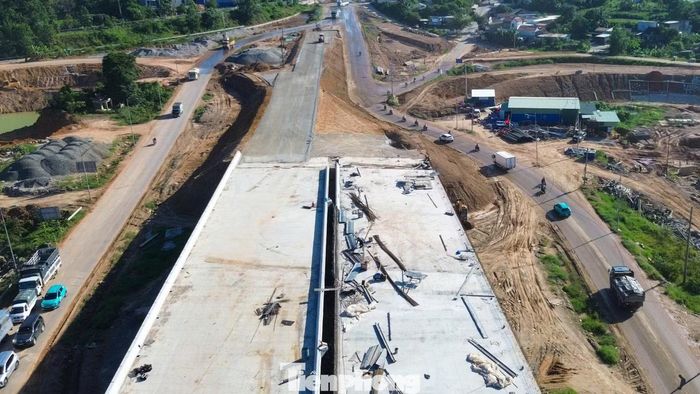 Cầu vượt trên quốc lộ 14B đang được triển khai, nhiều hạng mục cơ bản hoàn thiện. Phía tây cầu sẽ kết nối với dự án nâng cấp, mở rộng quốc lộ 14B đang thi công.