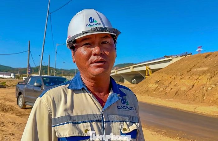 Ông Trần Thanh Tân - Chỉ huy trưởng công trường, cho biết đến nay tổng khối lượng thi công dự án đạt khoảng 65%, riêng phần cầu đạt khoảng 80%. Nhà thầu đang tập trung nguồn lực cho hai nhóm hạng mục chính là cầu vượt và nền đường.