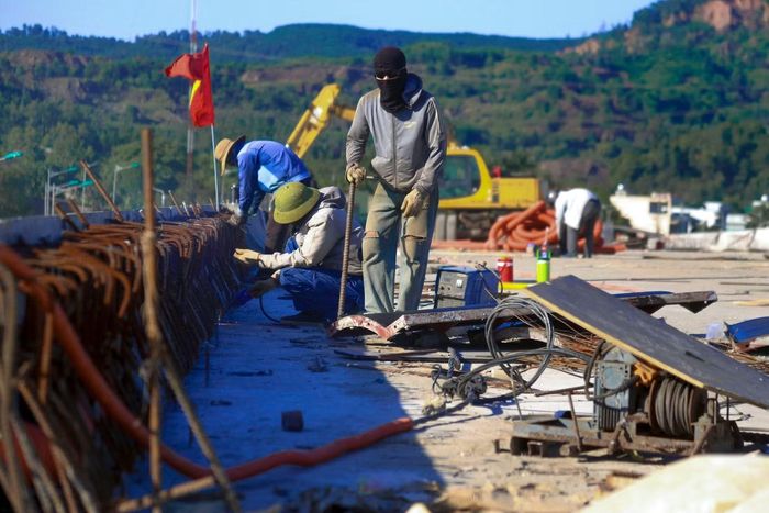 Theo ghi nhận, công nhân cùng máy móc, thiết bị được huy động, tổ chức thi công trên nhiều hạng mục nhằm đẩy nhanh tiến độ công trình.
