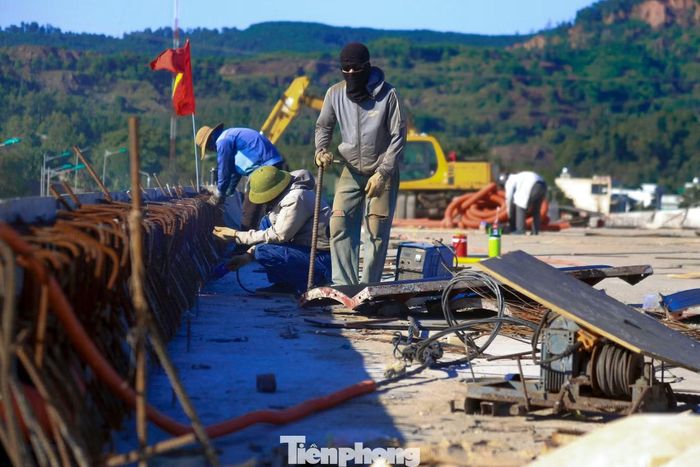 Theo ghi nhận, công nhân cùng máy móc, thiết bị được huy động, tổ chức thi công trên nhiều hạng mục nhằm đẩy nhanh tiến độ công trình.