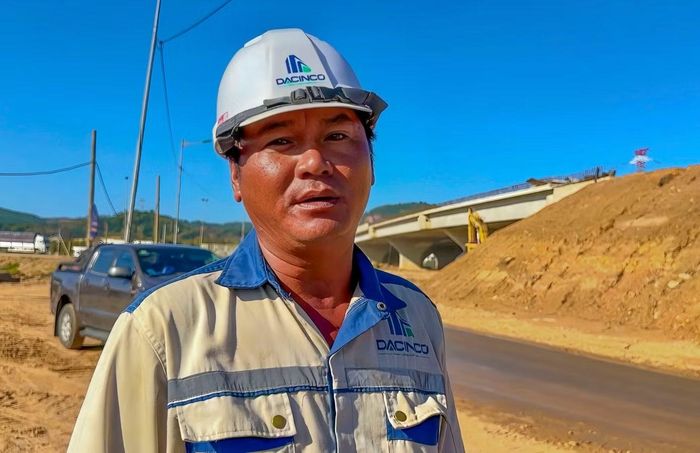 Ông Trần Thanh Tân - Chỉ huy trưởng công trường, cho biết đến nay tổng khối lượng thi công dự án đạt khoảng 65%, riêng phần cầu đạt khoảng 80%. Nhà thầu đang tập trung nguồn lực cho hai nhóm hạng mục chính là cầu vượt và nền đường.