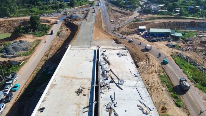 Cầu vượt trên quốc lộ 14B đang được triển khai, nhiều hạng mục cơ bản hoàn thiện. Phía tây cầu sẽ kết nối với dự án nâng cấp, mở rộng quốc lộ 14B đang thi công.