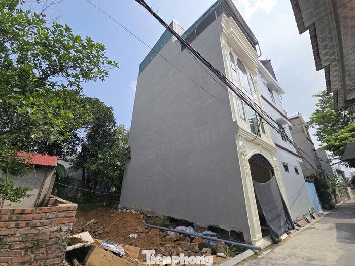 Ngôi nhà 3 tầng đã hoàn thiện mới được phát hiện xây nhầm trên thửa đất liền kề.