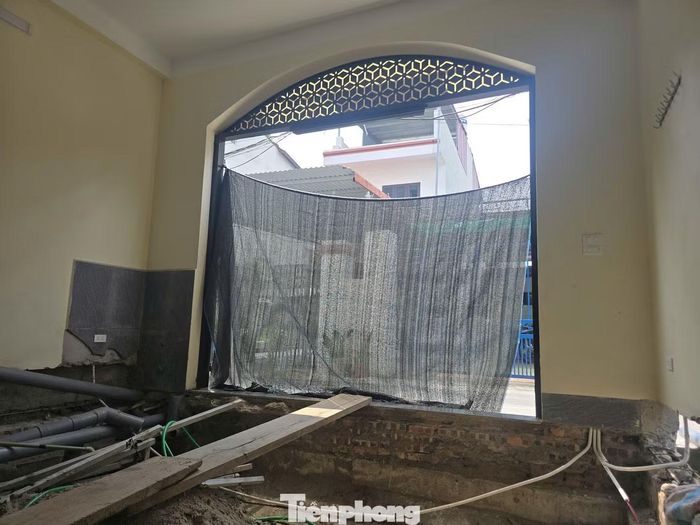 Theo người dân trong khu vực, khu đất được tách thành hai thửa có diện tích tương đương. Người mua ban đầu không trực tiếp đến xem đất mà giao dịch dựa trên giấy tờ, sau đó xảy ra việc xây nhầm vị trí.