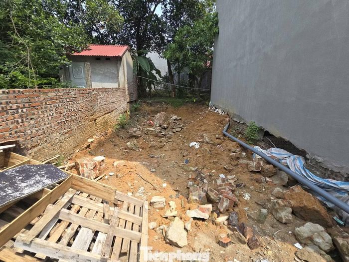 Khoảnh đất trống liền kề ngôi nhà xây nhầm hiện có gạch vỡ, phế liệu. Đây là thửa đất dự kiến được di dời ngôi nhà sang.