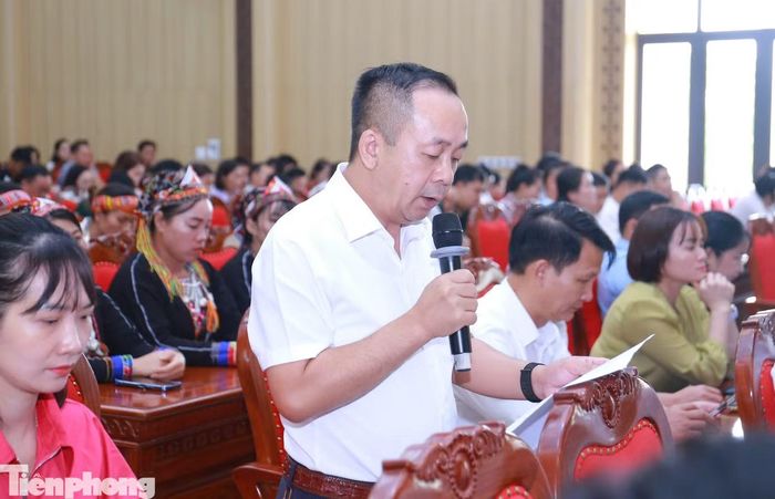 Các cử tri trực tiếp nêu nhiều ý kiến, kiến nghị liên quan đến giao thông, y tế, chính sách đối với cán bộ cơ sở và phát triển sản xuất.