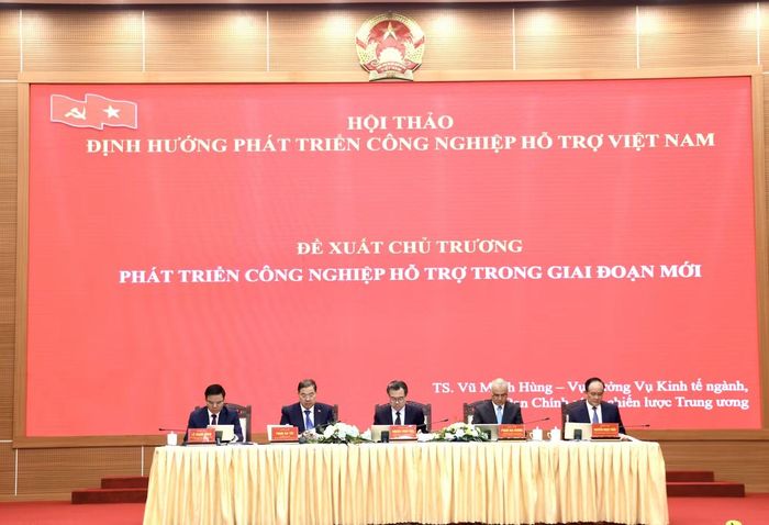 Các đại biểu chủ trì hội thảo.