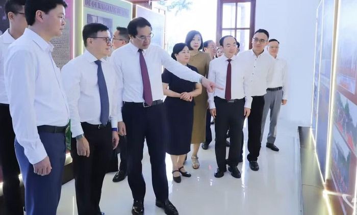 Các đại biểu tham quan khu trưng bày.
