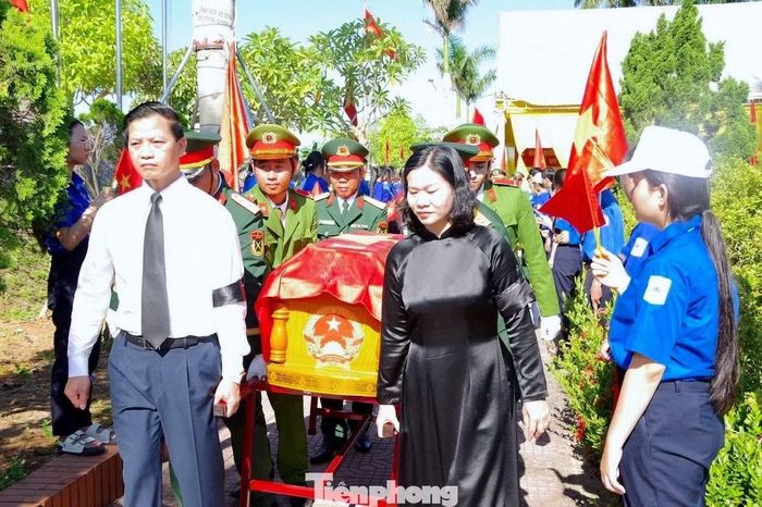 Bà Nguyễn Thị Tuyến - Phó Bí thư Đảng ủy Chính phủ, và ông Vương Quốc Tuấn - Bí thư Tỉnh ủy Quảng Trị, đưa các hài cốt liệt sĩ về vị trí an táng tại nghĩa trang.