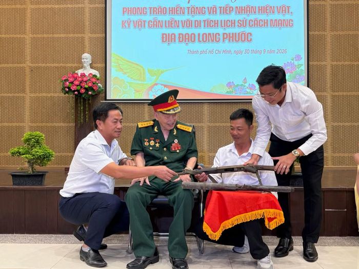 Đại tá Tư Cang trao hiện vật cho đại diện Bảo tàng Thư viện Bà Rịa - Vũng Tàu.