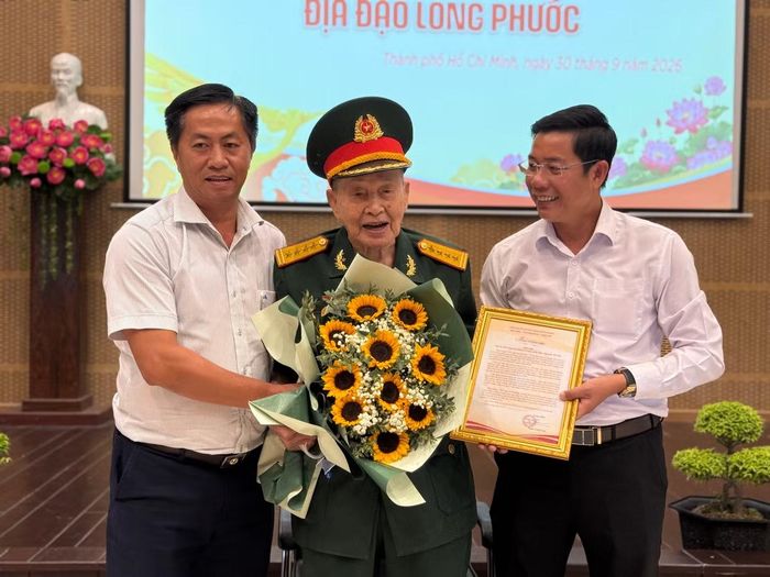 Lãnh đạo Bảo tàng Thư viện Bà Rịa Vũng Tàu trao thư cảm ơn và tặng hoa Đại tá Tư Cang.