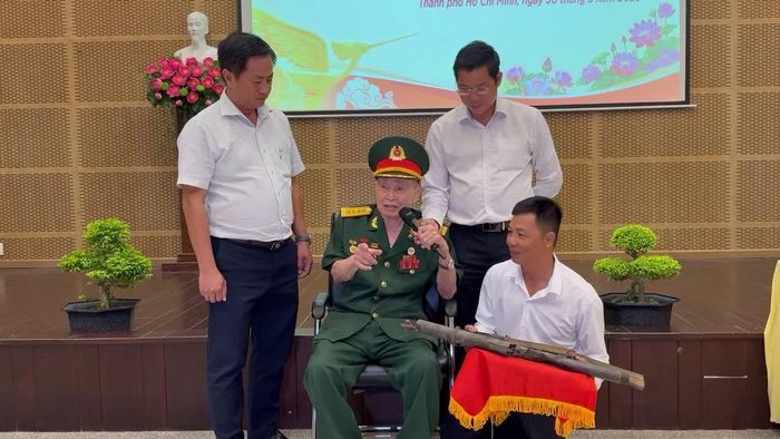 Đại tá Tư Cang kể lại câu chuyện chiến tranh gắn liền với hiện vật.