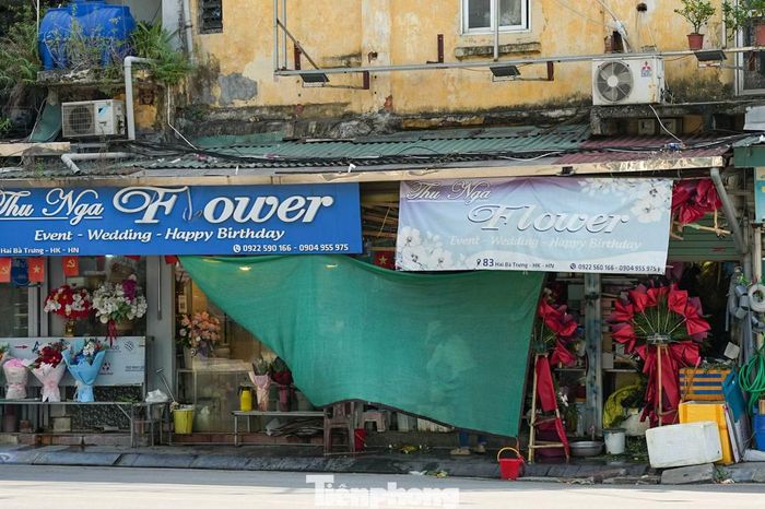 Các cửa hàng ven đường dùng thêm bạt che để hạn chế ánh nắng chiếu trực tiếp vào khu vực kinh doanh.