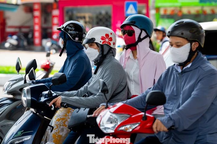 Độ ẩm tương đối thấp nhất trong ngày tại khu vực trung du và đồng bằng Bắc Bộ phổ biến 45-50%, khiến thời tiết ngoài trời càng nóng, khô, đặc biệt khi người dân phải di chuyển trên đường.