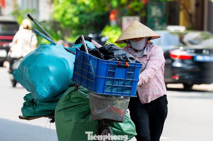 Những khoảng bóng râm trên phố được người lao động tận dụng để nghỉ ngắn trước khi tiếp tục công việc.