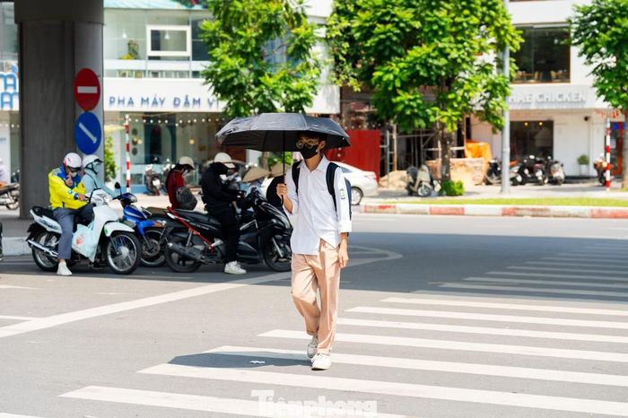 Đợt nắng nóng gay gắt cuối tháng 9 khá hiếm gặp ở miền Bắc, trong bối cảnh khu vực đã bước vào thời kỳ giao mùa, nền nhiệt thường có xu hướng giảm.