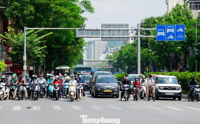 Trưa 30/9, nhiều tuyến phố Hà Nội hứng chịu nắng nóng gay gắt, nhiệt độ cao nhất tại Thủ đô được dự báo 35-37 độ C, có nơi trên 37 độ C.