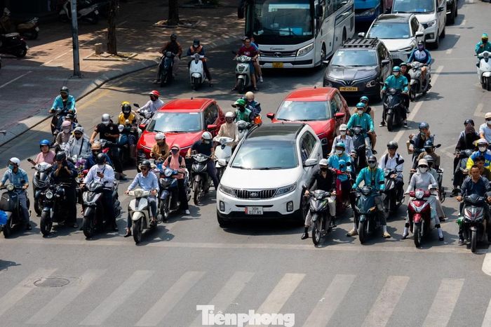 Giữa trưa, dòng phương tiện vẫn đông đúc trên nhiều tuyến đường. Cơ quan khí tượng lưu ý, mức nhiệt cảm nhận ngoài trời có thể cao hơn dự báo 1-3 độ C, thậm chí cao hơn tại những khu vực nhiều bê tông, đường nhựa.