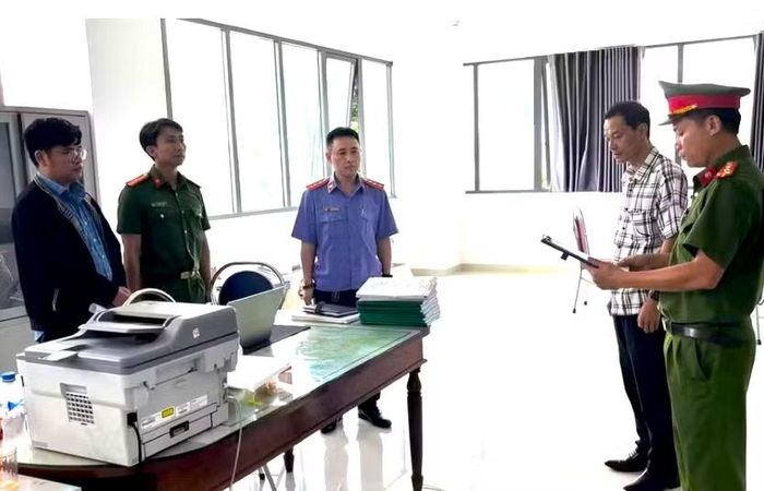 Đặng Mậu Thảo (ngoài cùng bên trái) thời điểm lực lượng chức năng tới làm việc.