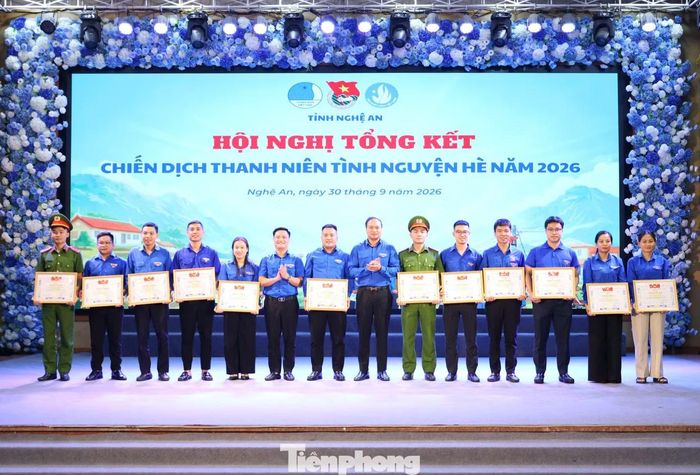 Nhân dịp này, Ban Chấp hành Tỉnh Đoàn Nghệ An đã có quyết định tặng Bằng khen cho 30 tập thể vì đã có thành tích xuất sắc trong triển khai Chiến dịch Thanh niên tình nguyện Hè năm 2026.