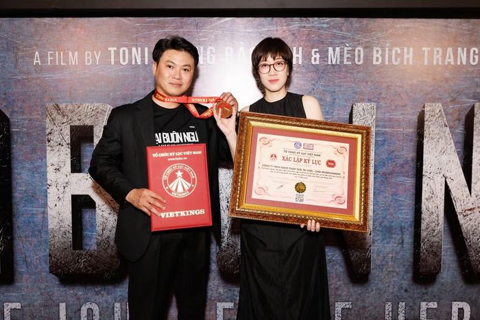 Đạo diễn Toni Dương Bảo Anh nhận bằng xác lập kỷ lục Trại buôn người có 10.000 nhân sự tham gia.