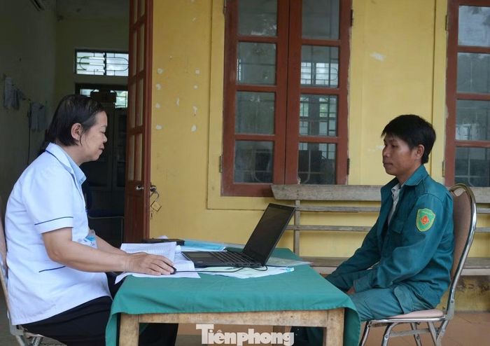 Trạm Y tế Lục Dạ thuộc dự án nâng cấp, sửa chữa, xây mới 63 điểm y tế trên địa bàn Nghệ An. Công trình mới có kinh phí hơn 6 tỷ đồng, khởi công cuối tháng 5/2025, dự kiến hoàn thành tháng 12/2025 nhưng đến nay vẫn chưa xong. “Địa phương đã đề nghị đẩy nhanh tiến độ, sớm bàn giao công trình để cán bộ y tế có nơi làm việc ổn định, phục vụ người dân”, ông Phạm Mạnh Hùng, Chủ tịch UBND xã Môn Sơn, cho hay.
