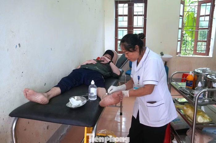 Không gian làm việc chật hẹp, thiếu các phòng chức năng khiến nhiều hoạt động chuyên môn như tiêm chủng, phòng chống dịch, khám chữa bệnh bảo hiểm y tế, chăm sóc sức khỏe sinh sản và lưu bệnh nhân gặp trở ngại.