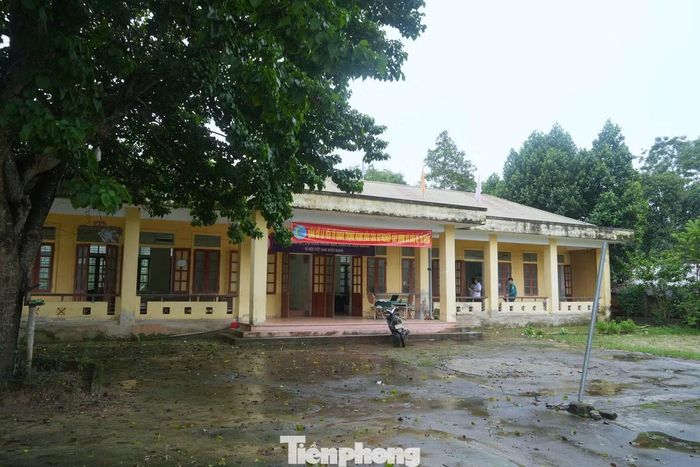 Trụ sở cũ xuống cấp, không còn đáp ứng hoạt động nên cuối tháng 5/2025, cán bộ Trạm Y tế Lục Dạ (xã Môn Sơn) phải rời đi, mượn cơ sở Trường Tiểu học Lục Dạ để duy trì khám, chữa bệnh.