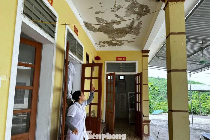 Qua kiểm tra, nhiều hạng mục tại trạm đã xuống cấp: trần nhà nhiều nơi bong tróc, khu xử lý rác hư hỏng, nhà vệ sinh thấm dột, hệ thống điện từng chập cháy, ảnh hưởng đến hoạt động khám, chữa bệnh và cấp cứu tại tuyến cơ sở.