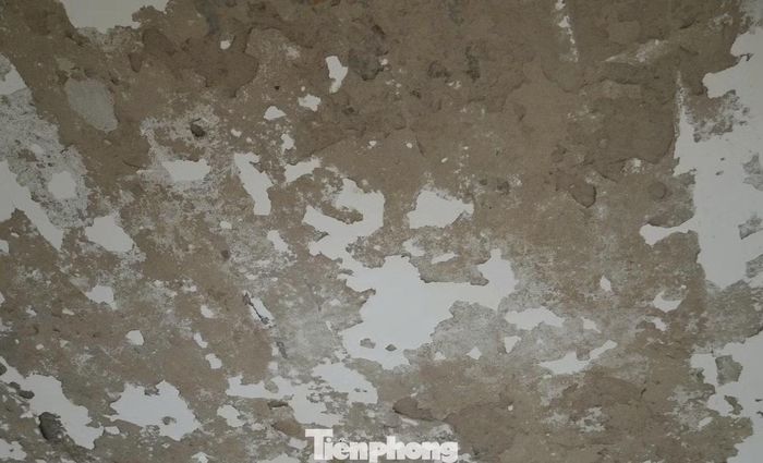 Trần nhà bong tróc, thấm dột khiến cán bộ y tế không khỏi lo lắng mỗi khi mưa lớn.
