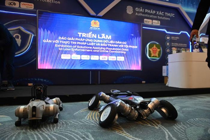 Nhóm tự động hóa và robot giới thiệu robot mặt đất, robot hình người, robot trinh sát, tuần tra cùng các giải pháp tự động hóa tác nghiệp, tích hợp AI, camera, cảm biến và điều khiển từ xa.