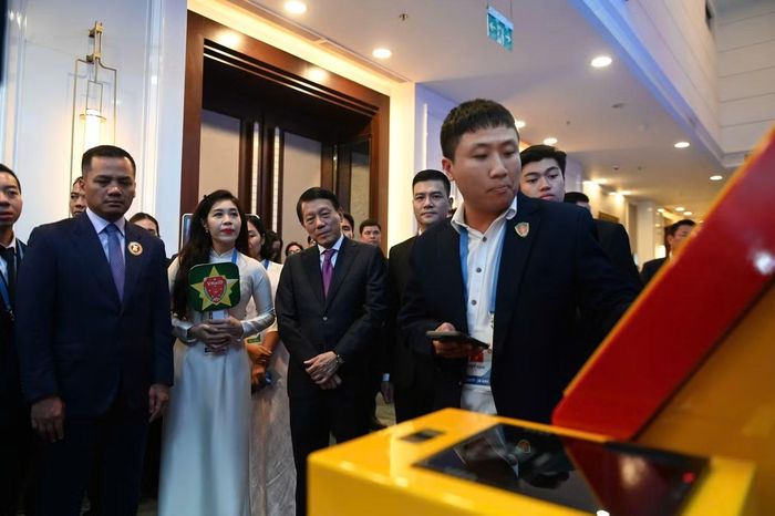 Các đại biểu tham quan triển lãm.