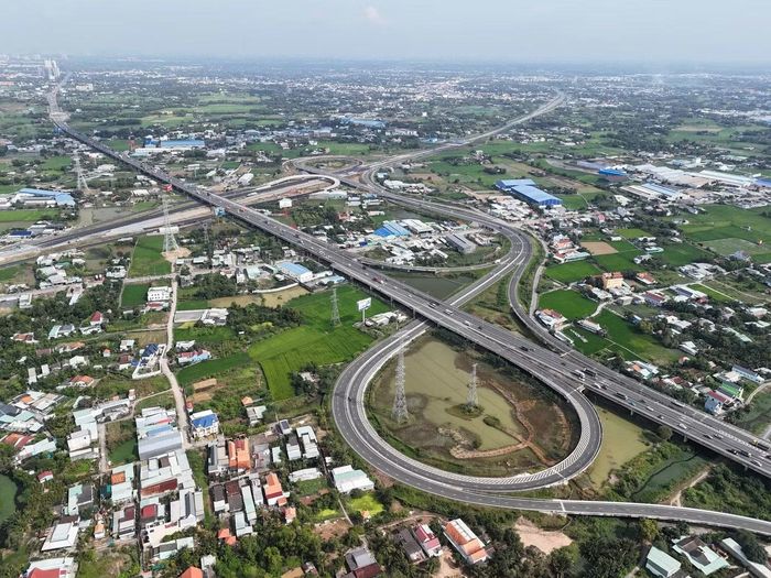 Tuyến cao tốc Bến Lức - Long Thành được kỳ vọng sẽ mở thêm một trục giao thông liên kết vùng quan trọng, rút ngắn thời gian lưu thông giữa miền Tây với khu vực phía Đông Nam Bộ, đồng thời tạo thuận lợi cho việc tiếp cận sân bay Long Thành và các trung tâm kinh tế, đô thị lớn trong vùng.