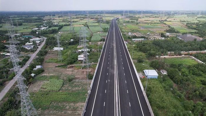 Trước khi thông xe toàn tuyến, từ tháng 1/2025, VEC lần lượt đưa vào khai thác những đoạn tuyến đủ điều kiện gồm đoạn từ nút giao Mỹ Yên (Km0+700), kết nối cao tốc TPHCM - Trung Lương, đến nút giao Nguyễn Văn Tạo (Km21+850) và đoạn từ nút giao Phước An (Km50+530) đến nút giao QL51 (Km57+581), với tổng chiều dài gần 30 km.