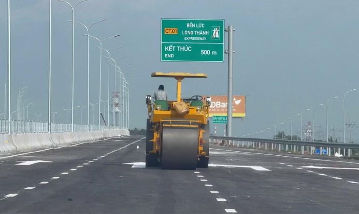 Tại công trường, công nhân tất bật hoàn thành các hạng mục cuối cùng trên cao tốc Bến Lức - Long Thành.
