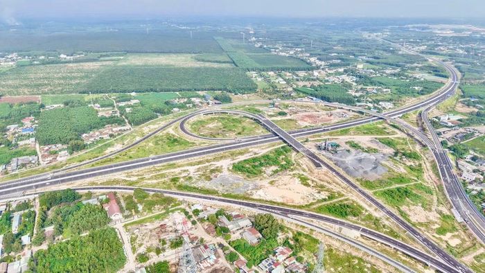 Nút giao kết nối cao tốc Bến Lức - Long Thành và cao tốc Biên Hòa - Vũng Tàu hướng về sân bay quốc tế Long Thành là đầu mối giao thông trọng điểm giúp liên thông các vùng kinh tế trọng điểm phía Nam trực tiếp vào sân bay lớn nhất nước mà không phải đi qua nội đô TP.HCM
