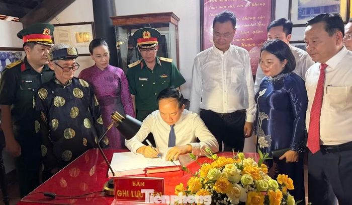 Viết vào sổ lưu niệm, Trưởng Ban Tuyên giáo Trung ương Trịnh Văn Quyết bày tỏ lòng biết ơn sâu sắc và tưởng nhớ cụ Huỳnh Thúc Kháng - nhà chí sĩ yêu nước, trí thức lớn của dân tộc, tấm gương sáng ngời về khí tiết và nhân cách.