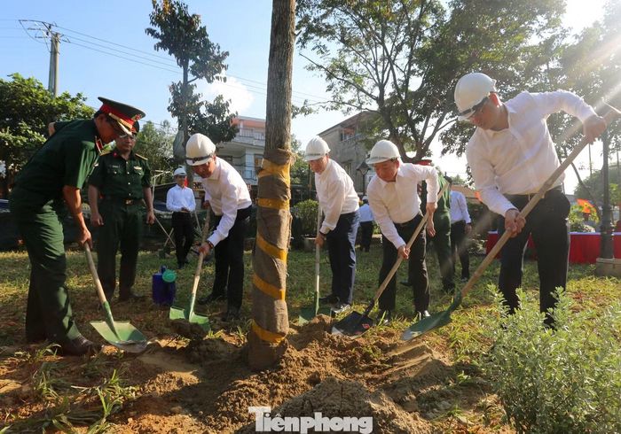 Trưởng Ban Tuyên giáo Trung ương Trịnh Văn Quyết cùng đoàn công tác trồng cây lưu niệm trong khuôn viên Nhà lưu niệm cụ Huỳnh Thúc Kháng.