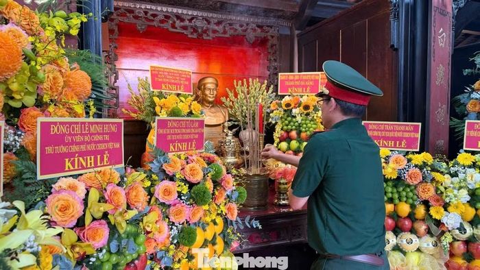 Trưởng Ban Tuyên giáo Trung ương Trịnh Văn Quyết cùng đoàn công tác đến dâng hương, dâng hoa tại Nhà lưu niệm cụ Huỳnh Thúc Kháng. (Ảnh: Hoài Văn)